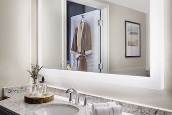 Room, 2 Double Beds, Pool View (Hearing Accessible)