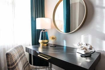 Deluxe Room, 1 Queen Bed