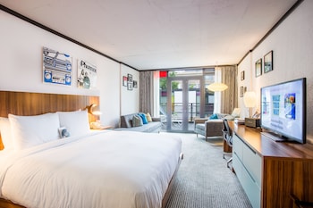 Deluxe Room, 1 King Bed, Balcony (Amplified)