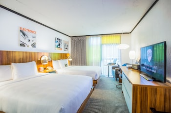 Deluxe Room, 2 Queen Beds, Balcony (Amplified)