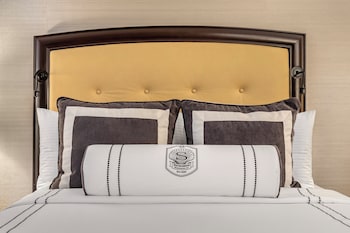 Deluxe Room, 1 Queen Bed