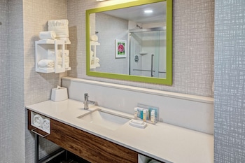 Suite, 1 King Bed, Accessible