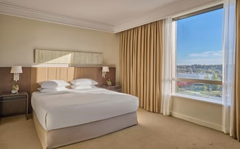 Deluxe Room, 1 King Bed (Club Access)