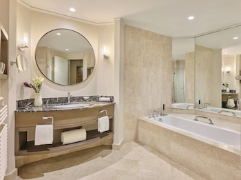 Deluxe Room, 1 King Bed
