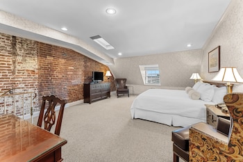 Deluxe Room, ONE KING BED JACUZZI LOFT