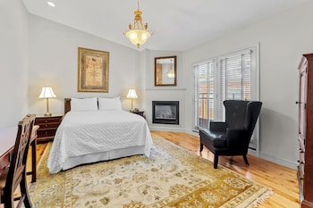Premium Room, ONE QUEEN BED, JACUZZI with Juliet Balcony - Church Street View