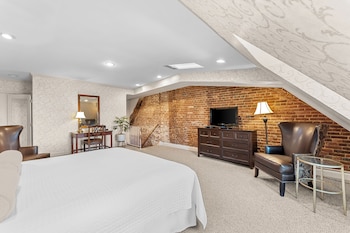 Deluxe Room, ONE KING BED JACUZZI LOFT