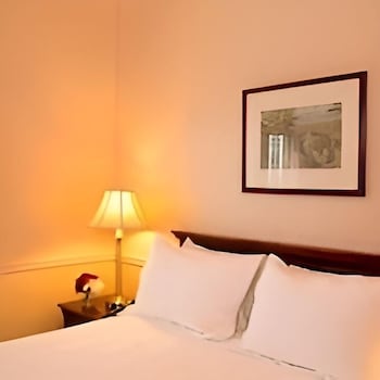 Standard Room, ONE QUEEN BED with Inside Patio