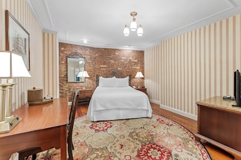 Standard Room, ONE QUEEN BED with Inside Patio