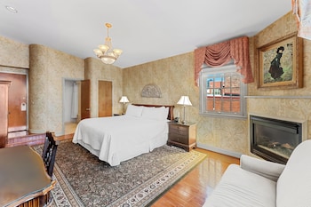 Premium Room ONE KING BED JACUZZI with MEDIUM SIZE Patio Riverview