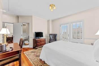 Standard Room, 1 Queen Bed with Juliet Balcony - Penn's Landing Bridge View