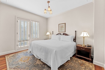 Corporate Suite - ONE QUEEN BED with Juliet Balcony - Penn's Landing Bridge View