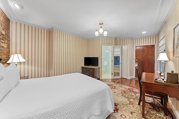 Standard Room, ONE QUEEN BED with Inside Patio