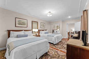 Family Room, TWO QUEEN BED SUITE with Wet Bar