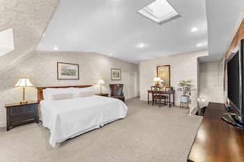 Deluxe Room, ONE KING BED JACUZZI LOFT