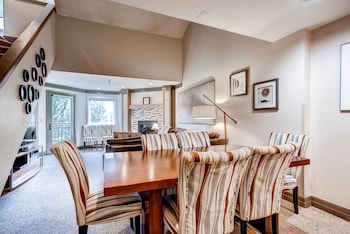 Premier Condo, 3 Bedrooms
