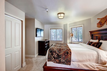Premier Condo, 3 Bedrooms