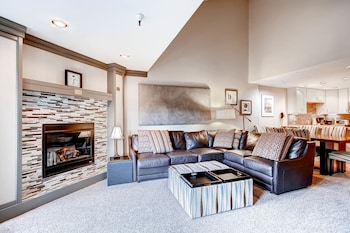 Premier Condo, 3 Bedrooms