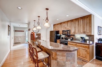 Premier Condo, 2 Bedrooms