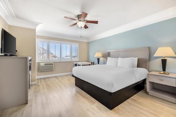 Standard Room, 1 King Bed, Refrigerator, Partial Ocean View