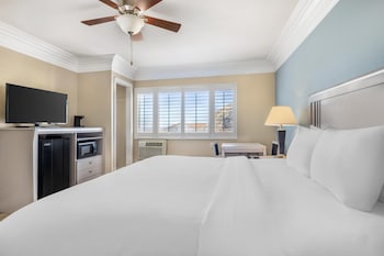 Standard Room, 1 King Bed, Refrigerator, Partial Ocean View