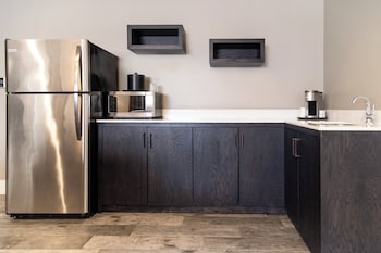 Suite, 1 Bedroom, Roll-in Shower (Mobility Accessible)