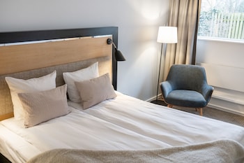 Family room with twin beds and two rollaway beds