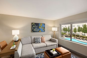 Suite, 1 Bedroom, Pool View (King, High Floor)