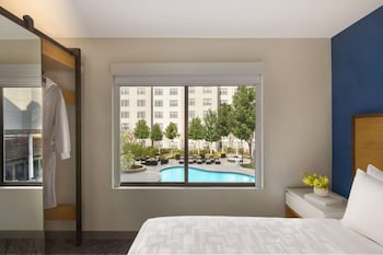 Suite, 1 Bedroom, Pool View (King, High Floor)
