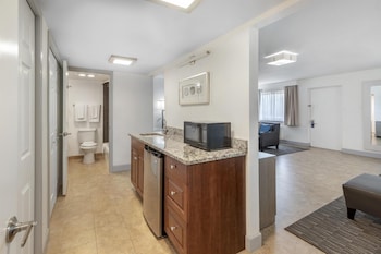Deluxe Studio Suite, 2 Queen Beds, Non Smoking, Refrigerator & Microwave (Larger Room)