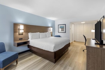 Standard Room, 1 King Bed, Refrigerator & Microwave, Courtyard View