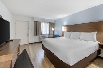 Standard Room, 1 King Bed, Refrigerator & Microwave, Courtyard View