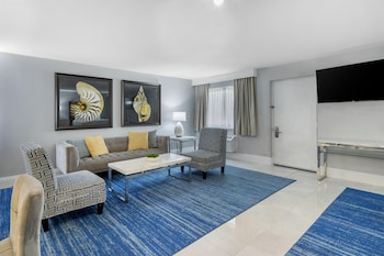Standard Room, 2 Queen Beds, Refrigerator & Microwave, Courtyard View
