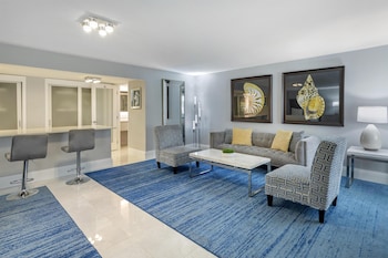 Standard Room, 2 Queen Beds, Refrigerator & Microwave, Courtyard View