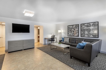 Deluxe Studio Suite, 2 Queen Beds, Non Smoking, Refrigerator & Microwave (Larger Room)