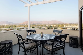 Executive Suite, 1 King Bed with Sofa bed, Balcony