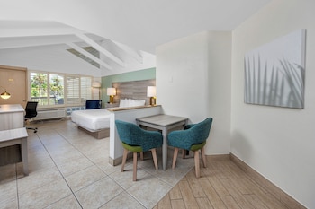 Suite, 1 King Bed, Non Smoking, Balcony