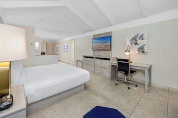 Suite, 1 King Bed, Non Smoking, Balcony