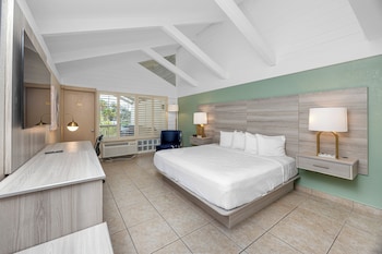Suite, 1 King Bed, Non Smoking, Balcony