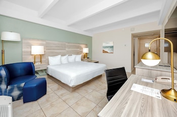Standard Room, 1 King Bed, Refrigerator & Microwave, Harbor View