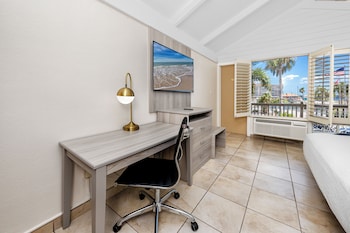 Standard Room, 1 King Bed, Non Smoking, Balcony (Larger Room)