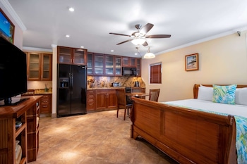 1 Queen Bed, Kamehameha Studio Suite, Non-Smoking