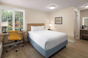 Standard Room, 1 Queen Bed