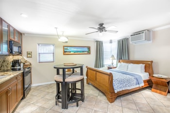 1 Queen Bed, Kamehameha Studio Suite, Non-Smoking