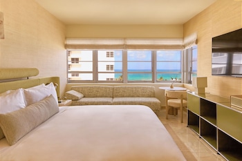Room, 1 King Bed, Balcony, Partial Ocean View