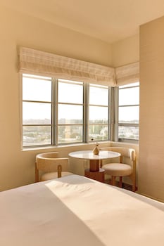 Studio, 1 King Bed, City View