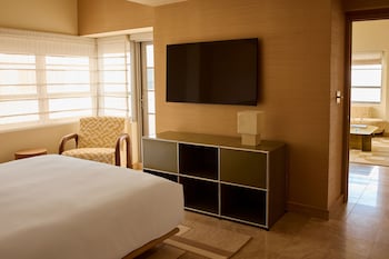 Suite, 1 King Bed, Balcony, Oceanfront