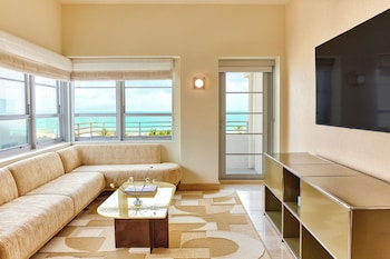 Suite, 1 King Bed, Balcony, Oceanfront
