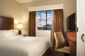 Suite, 1 King Bed, Accessible, Bathtub (Mobility & Hearing)
