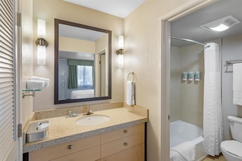 Standard Room, 1 Queen Bed, Non Smoking, Refrigerator & Microwave (Pet Friendly)